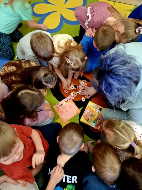 Miniaturka artykułu Dnia 25 lutego w ramach innowacji pedagogicznej pt.”Poznajemy zawody” w grupie 0a i 0b odbyło się spotkanie z psychologiem szkolnym. 